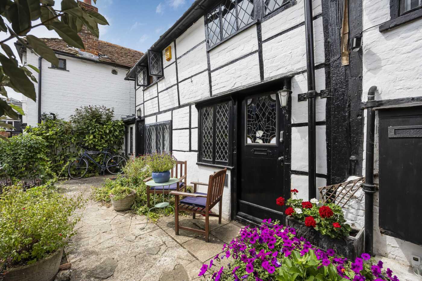 1 bed property in New Street, Henley-On-Thames